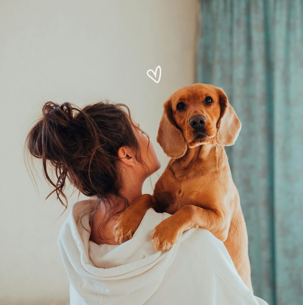 Femme tenant un chiot golden retriever dans ses bras, lien affectif entre humain et animal